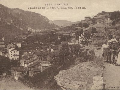 Vue sur le village de Roure avec un groupe de paysans sur la route