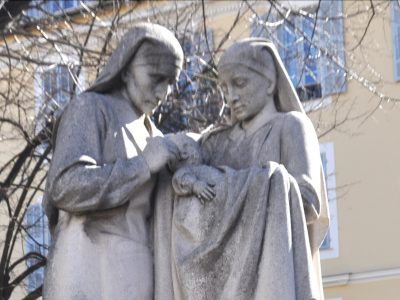 Monument à Albert Calmette (Nice), détail : les infirmières vaccinant un enfant contre la tuberculose