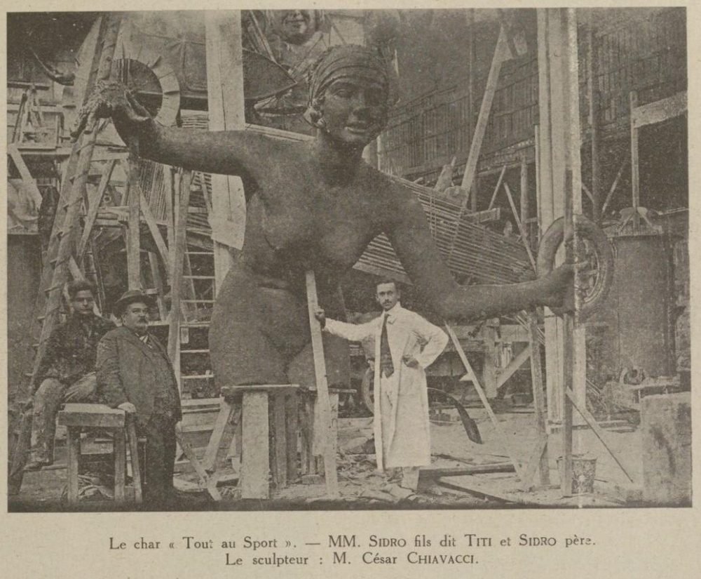 Sidro père et fils et le sculpteur César Chiavacci devant le char Tout au sport